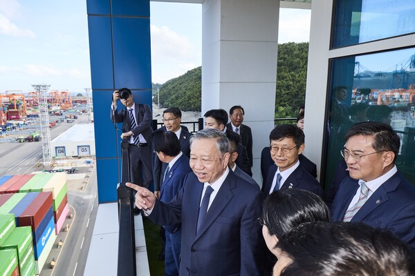 13일 또 럼 베트남 당서기장(맨 왼쪽)과 김남정 동원그룹 회장(맨 오른쪽)이 동원글로벌터미널부산 현장을 둘러보고 있다. [사진=동원그룹]