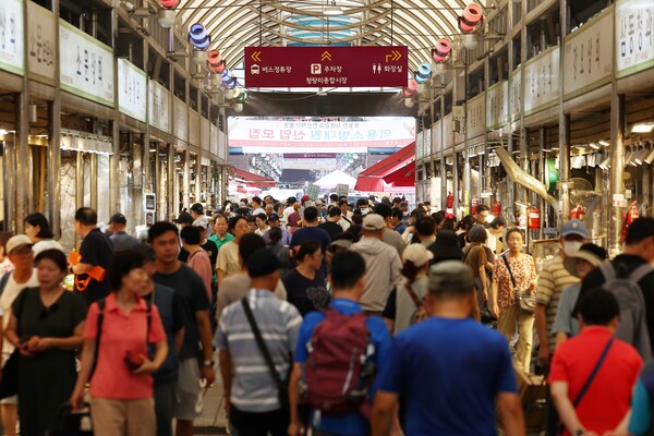 기획재정부가 14일 발표한 ‘월간 재정동향 8월호’에 따르면 6월 말 기준 총수입은 320조6000억원으로 전년 동기 대비 24조7000억원 증가한 것으로 집계됐다. 서울 동대문구 청량리종합시장에 민생회복 소비쿠폰 관련 안내문이 붙어 있다. [사진=연합뉴스]