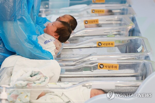 지난달 24일 경기도 고양시 CHA의과학대학교 일산차병원 신생아실에서 간호사들이 아기를 돌보고 있다. [사진=연합뉴스]