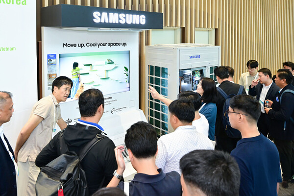 삼성전자는 15~16일 수원컨벤션센터에서 열린 아시아 공조 콘퍼런스(ASHRAE Region XIII Chapters Regional Conference 2025)에서 가정용 '1Way 카세트 시스템에어컨'과 고효율 시스템에어컨 'DVM' 제품 등을 전시했다. [사진=삼성전자]