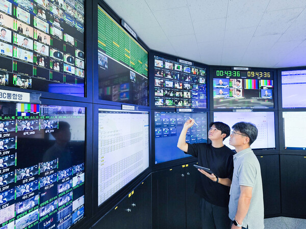 LG유플러스 임직원이 IPTV 서비스 상황을 점검하고 있다. [사진=LG유플러스]