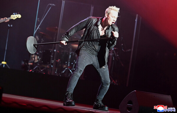 광복 80주년을 맞아 축하 사절로 방북한 러시아 예술인들의 공연이 지난 15일 평양체육관에서 진행됐다고 조선중앙통신이 16일 보도했다. 공연에서 '친 푸틴' 성향으로 유명한 가수 샤먼(본명 야로슬라프 드로노프)이 열창하고 있다. [사진=조선중앙통신‧연합]