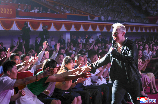 광복 80주년을 맞아 방북 공연을 한 러시아 가수 샤먼이 관객의 환호에 답하고 있다. [사진=조선중앙통신‧연합]