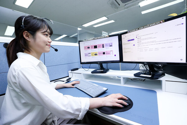 LG유플러스는 ARS(자동응답시스템) 메뉴 맞춤 제공 서비스를 도입했다고 18일 밝혔다. 사진은 LG유플러스 상담사가 고객 문의에 응대하고 있는 모습. [사진=LG유플러스]