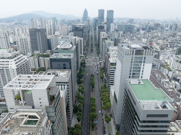 한국거래소·한국상장회사협의회·코스닥협회에 따르면 12월 결산 636개 유가증권시장 상장사의 올해 상반기 연결기준 매출액은 1522조4617억원으로 전년 동기 대비 5.17% 증가한 것으로 집계됐다. 기업들이 몰려있는 서울 강남구 테헤란로 전경. [사진=연합뉴스]