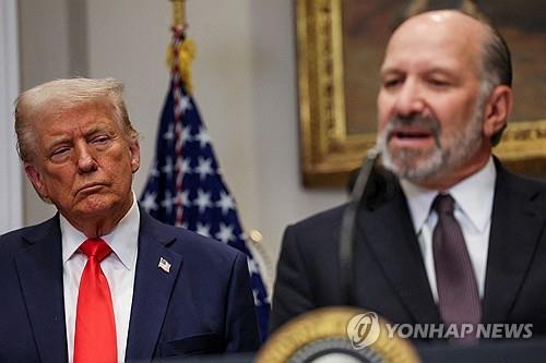 지난 3월 3일 미국 수도 워싱턴DC의 백악관에서 대만 반도체기업 TSMC의 미국 내 투자 계획에 관해 발표하는 하워드 러트닉 미국 상무장관과 도널드 트럼프 미국 대통령. [사진=연합뉴스]