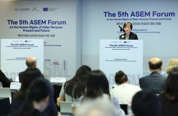 20일 서머셋팰리스 서울에서 ‘연령차별(Ageism)’을 주제로 열린 제5차 아셈 노인인권 포럼에서 아셈노인인권정책센터 이혜경 원장이 개회사를 하고 있다. [사진=아셈노인인권정책센터]