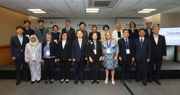 20일 서머셋팰리스 서울에서 ‘연령차별(Ageism)’을 주제로 열린 제5차 아셈 노인인권 포럼참석자들이 기념촬영을 하고 있다. [사진=아셈노인인권정책센터]