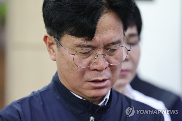 김영훈 고용노동부 장관이 19일 경북 청도군 청도대남병원에 장례식장에 마련된 무궁화호 열차사고 사망자 빈소를 찾았다 . [사진=연합뉴스]