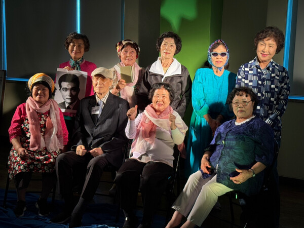 지난 8일 극단 드라마라운지 ‘2025 꿈다락 문화예술학교’의 발표회 무대를 마친 시니어 1기 참여자들이  기념촬영을 하고 있다. [사진=극단 드라마라운지]