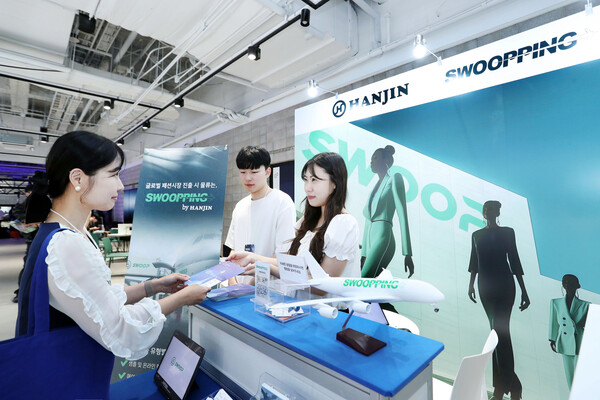 지난 20~21일 이틀간 서울 코엑스에서 열린 ‘트렌드페어’의 한진 부스에서 참가 브랜드 관계자가 글로벌 물류 컨설팅을 받고 있다. [사진=한진]