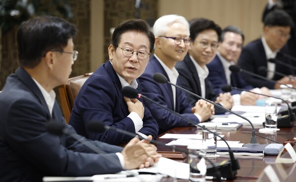 이재명 대통령이 22일 용산 대통령실에서 열린 제1회 국가과학기술자문회의 전원회의에서 최양희 부의장과 대화하고 있다. [사진=연합뉴스]