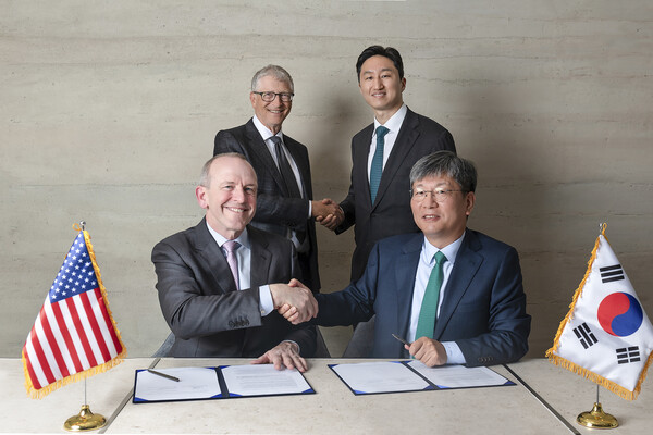 지난 3월 '나트륨 원자로의 상업화를 위한 제조 공급망 확장 관련 업무협약' 체결식에서 (오른쪽 위부터 시계방향으로) 정기선 HD현대 수석부회장, 원광식 HD현대중공업 해양에너지사업본부장, 크리스 르베크 테라파워 최고경영자, 빌 게이츠 테라파워 창업자가 기념사진을 찍고 있다. [사진=HD현대]