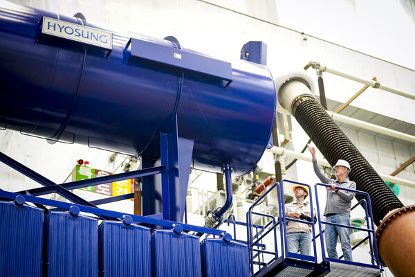 효성중공업 창원 공장에서 직원들이 초고압변압기를 검사하고 있다. [사진=효성]