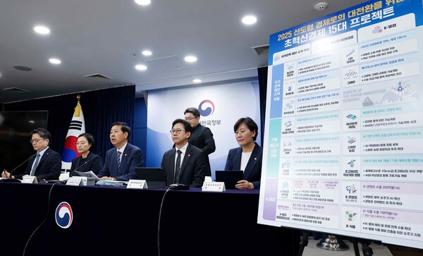 구윤철 경제부총리 겸 기획재정부 장관이 22일 정부서울청사에서 열린 새정부 경제성장전략 관계부처 합동 브리핑에서 발언하고 있다. 왼쪽부터 문신학 산업통상자원부 1차관, 한성숙 중소벤처기업부 장관, 구 부총리, 배경훈 과학기술정보통신부 장관, 송미령 농림축산식품부 장관. [사진=연합뉴스]