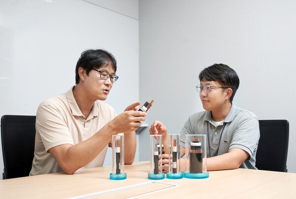 LS전선 직원들이 AC·DC 겸용 PP 케이블에 대해 논의하고 있다. [사진=LS전선]