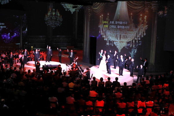 최근 서울 광진구 워커힐 호텔 ‘빛의 시어터’에서 열린 ‘N2 VIP 단독 Classic Weekends 오페라 라 트라비아타’ 행사에 초청된 고객들이 공연을 감상하고 있다. [사진=NH투자증권]