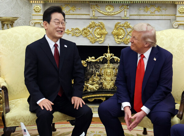 이재명 대통령과 도널드 트럼프 미국 대통령이 25일(현지시간) 미국 워싱턴DC 백악관에서 정상회담을 하고 있다. [사진=연합뉴스]