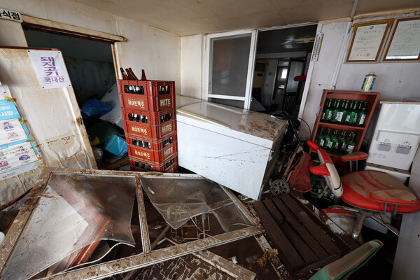 금융위원회는 26일 서울 여의도 보험개발원에서 ‘보험업권 상생상품 활성화 협약식’을 열고, 보험업계가 소상공인과 서민들의 무상보험 가입 지원을 위해 300억원 규모의 상생기금을 조성한다고 밝혔다. 전남 함평군 함평천지전통시장의 한 가게가 침수 피해를 입은 모습. [사진=연합뉴스]