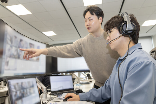 4월 19일 삼성전자 인재개발원(경기도 용인)에서 삼성전자 감독관이 상반기 삼성직무적성검사 응시자를 대상으로 예비 소집을 진행하고 있다. [사진=삼성전자]