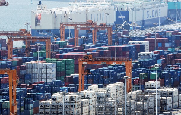 한국은행이 27일 발표한 8월 기업경기조사 결과에 따르면 전산업 기업심리지수(CBSI)는 7월보다 1.0포인트 오른 91.0으로 집계됐다. 경기도 평택항에 컨테이너가 쌓여 있다. [사진=연합뉴스]