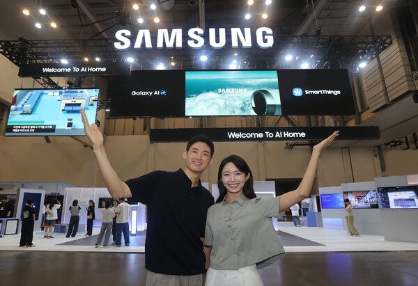 삼성전자 모델이 '기후산업국제박람회(WCE) 2025'가 열리는 부산 벡스코에 위치한 삼성전자 전시관을 소개하고 있다. [사진=삼성전자]