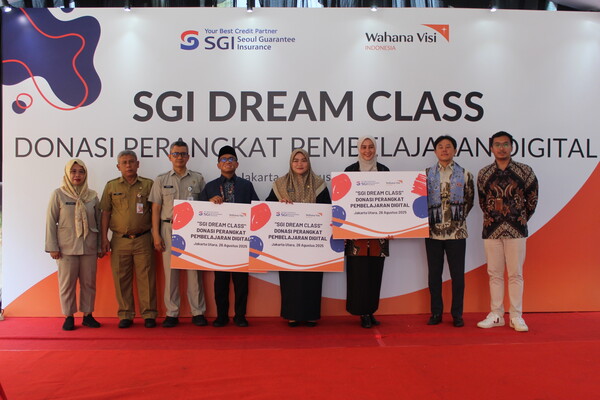 인도네시아 자카르타 SDN Cilincing 07 초등학교에서 열린 'SGI 드림클래스 전달식'에서 오상훈 SGI서울보증 자카르타 대표사무소장(사진 오른쪽 두 번째)과 교직원들이 기념촬영을 하고 있다. [사진=SGI서울보증]