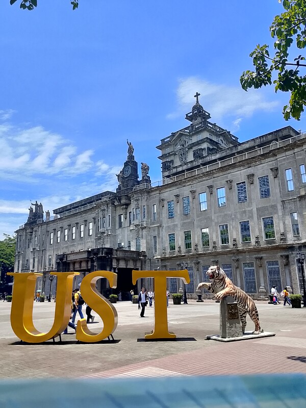 필리핀 마닐라에 위치한 산토 토마스 대학교(University of Santo Tomas, UST) 캠퍼스 전경.