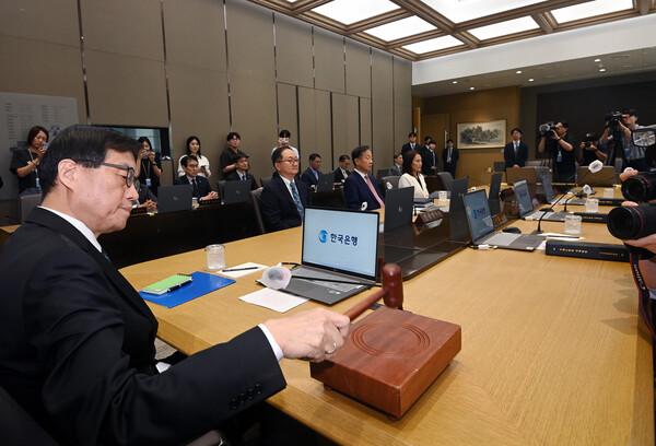 이창용 한국은행 총재가 28일 서울 중구 한국은행에서 열린 금융통화위원회에서 의사봉을 두드리고 있다. [사진=연합뉴스]