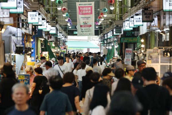 한국은행은 28일 수정 경제전망을 통해 올해 경제성장률 전망치를 0.9%로 제시했다. 서울 마포구 망원시장에 소비쿠폰 현수막이 걸려 있다. [사진=연합뉴스]