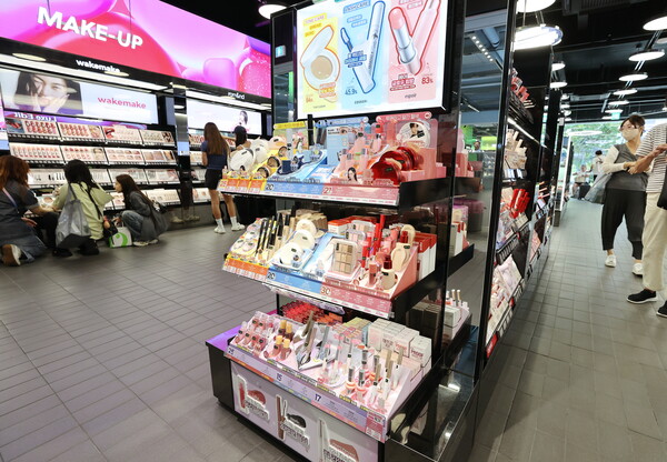 한국거래소에 따르면 이달 들어 유가증권시장과 코스닥시장에서 콜마비앤에이치, 달바글로벌, 코스맥스, 한국콜마, LG생활건강 등 화장품 종목이 공매도 과열 종목으로 지정된 것으로 집계됐다. 서울의 한 화장품 매장에서 외국인들이 화장품을 고르고 있다. [사진=연합뉴스]