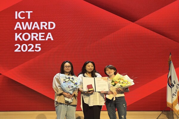 LG유플러스가 ‘ICT 어워드 코리아 2025’에서 IT기기&통신 분야 금상을 수상했다고 29일 밝혔다. 사진은 시상식에서 LG유플러스 임직원이 기념 촬영하는 모습. [사진=LG유플러스]