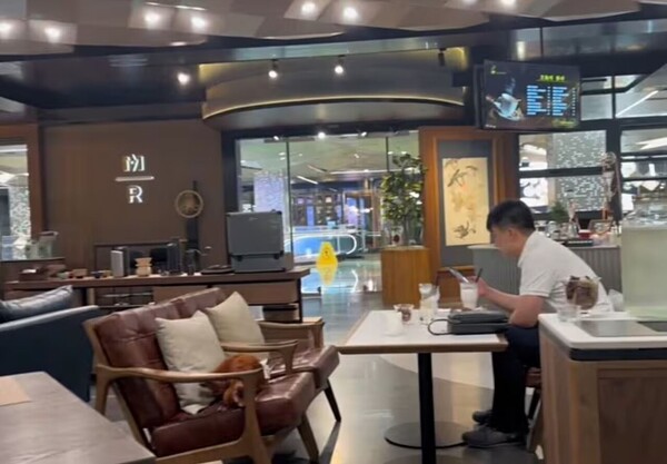 평양에서 영업 중인 짝퉁 스타벅스 리저브 매장의 내부. [사진=NYT]