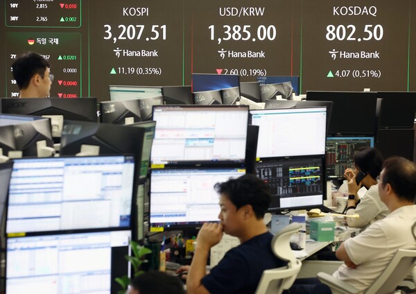 이달 1일부터 28일까지 외국인 투자자는 코스피 시장에서 1조2450억원의 주식을 순매도한 것으로 집계됐다. 서울 중구 하나은행 본점 딜링룸 현황판에 코스피, 원/달러 환율, 코스닥 지수가 표시돼 있다. [사진=연합뉴스]