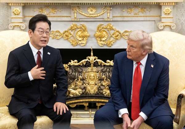 이재명 대통령과 도널드 트럼프 미국 대통령이 25일(현지시간) 미국 워싱턴DC 백악관에서 정상회담을 하고 있다. [사진=연합뉴스]