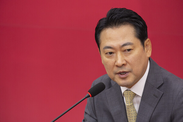 국민의힘 6차 전당대회에서 승리한 장동혁 신임 대표가 26일 국회 국민의힘 당 대표 회의실에서 열린 기자회견에서 소감을 말하고 있다. [사진=연합뉴스]