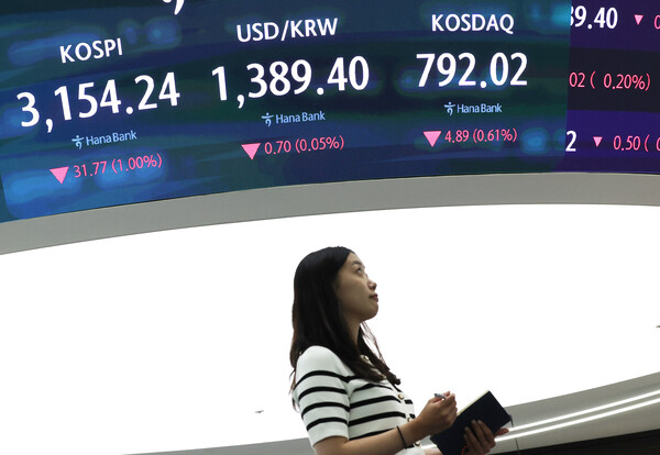 과거 9월 코스피 수익률을 마이너스(-)를 기록하는 경우가 대부분이었지만, 올해는 수출 실적, 정부의 확장재정 등으로 다른 양상이 전개될 가능성이 높다는 전망이 나오고 있다.  서울 중구 하나은행 본점 딜링룸에서 직원들이 업무를 보고 있다. [사진=연합뉴스]