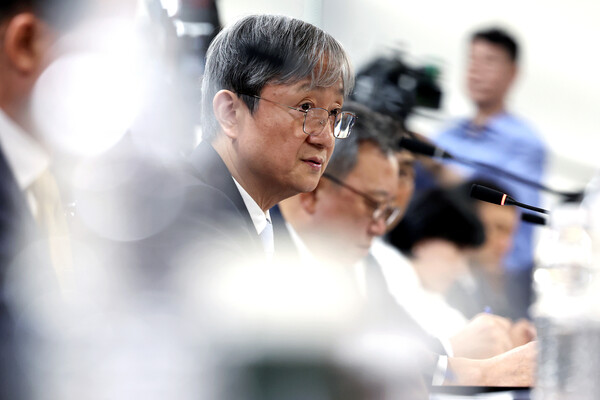 이찬진 금융감독원장은 1일 보험업권 최고경영자(CEO) 간담회에서 기자들에게 최근 불거진 삼성생명 회계 논란과 관련해 “잠정적으로 방향을 잡은 상황”이라며 “더 이상 시간을 끌지 않고, 입장을 정리하기로 했다”고 밝혔다. [사진=연합뉴스]