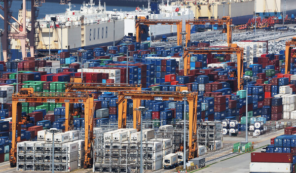 한국은행은 올해 2분기 실질 국내총생산(GDP) 성장률(직전분기대비·잠정치)이 0.7%로 집계됐다고 3일 밝혔다. 경기도 평택항에 컨테이너가 쌓여 있는 모습. [사진=연합뉴스]