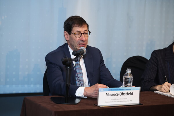 모리스 옵스펠드 미국 UC버클리대 명예교수가 기획재정부와 한국개발연구원(KDI) 주최로 열린 '주요20개국(G20) 글로벌 금융안정 컨퍼런스'에서 기자들의 질문에 답하고 있다. [사진=KDI]