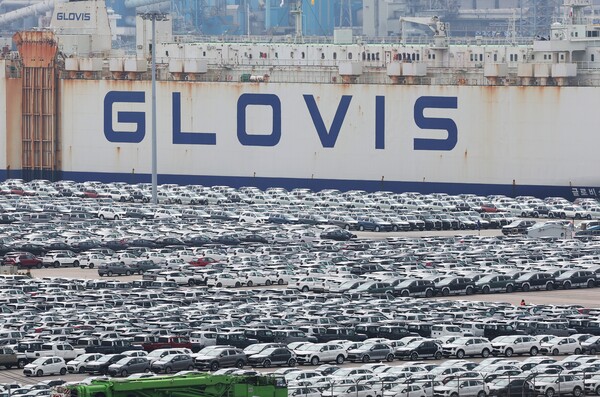 한국은행이 4일 발표한 국제수지 잠정 통계에 따르면 7월 경상수지는 107억8000만달러(약 15조원) 흑자를 기록한 것으로 집계됐다. 경기도 평택항에 수출용 자동차가 세워져 있는 모습. [사진=연합뉴스]