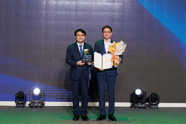 포스코가 9월 4일 열린 우수공동훈련센터 시상식에서 성과평가 우수기관상을 받았다. (사진 왼쪽부터) 한국산업인력공단 이우영 이사장, 포스코 신경철 경영지원본부장이 기념촬영을 하고 있다. [사진=포스코]