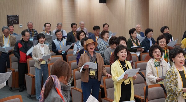 지난 4월 30일 서울 양재시민의 숲 매헌윤봉길기념관 대강당에서 백세합창단원들이 합창 연습을 하고 있다. [사진=뉴스퀘스트]