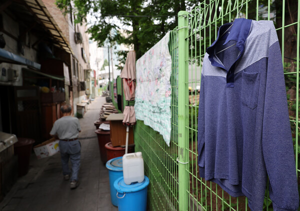 서울 영등포구 쪽방촌에서 한 어르신이 박스를 들고 걸어가고 있다. [사진=연합뉴스]