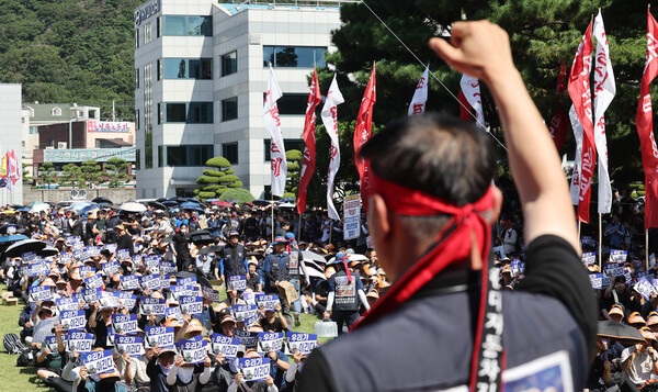 3일 울산시 북구 현대자동차 울산공장 본관 앞에서 열린 현대차 노조의 총파업 결의대회에서 조합원들이 구호를 외치고 있다. 이날 노조는 올해 임금 및 단체협약 교섭 난항으로 부분 파업에 들어갔다. [사진=연합뉴스]