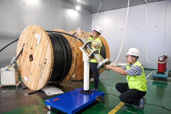LS전선 연구원들이 MV 내화 케이블의 성능을 테스트하고 있다. [사진=LS전선]