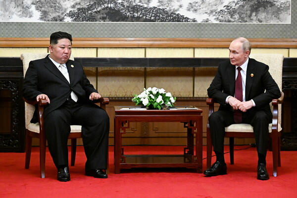 김정은 북한 국무위원장이 지난 3일 베이징 국빈관 다오위타이(釣魚臺) 18호각에서 푸틴 러시아 대통령과 정상회담을 하고 있다. 김 위원장이 땀을 흘리며 지친 표정을 보였다. [사진=AFP연합]
