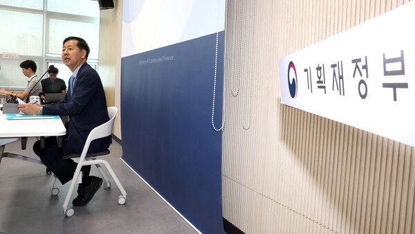 구윤철 부총리 겸 기획재정부 장관이 8일 정부세종청사 기재부 기자실에서 기자 간담회를 열고 있다. [사진=연합뉴스]