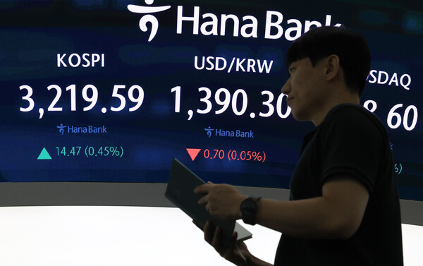 7월 이후 코스피 지수가 3100~3200대 보합권에 머물고 있는 가운데 일부 증권사들은 '쉬어 가는 장세'가 내년까지 이어질 수 있다는 전망을 내놓고 있다.  서울 중구 하나은행 본점에서 직원들이 증시와 환율을 모니터하고 있다. [사진=연합뉴스]