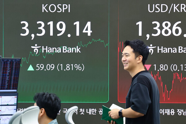 코스피가 장중 사상 최고점인 3316.08(2021년 6월 25일)을 넘어 3319.14를 기록한 10일 서울 중구 하나은행 본점 딜링룸 현황판에 코스피가 표시돼 있다. [사진=연합뉴스]